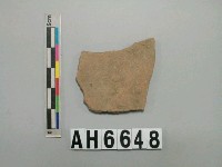 藏品(灰褐色細砂陶片)的圖片